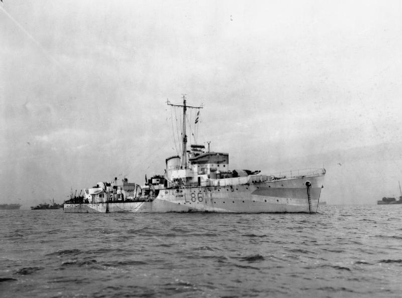Wartime photograph of HMS Wensleydale from the bow, with her anchor chain and L86 hull number visible.